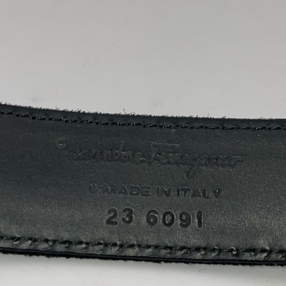 VTG SALVATORE FERRAGAMO GOLD TONE GANCINI BUCKLE BLACK SUEDE LEATHER BELT 26-30  - Picture 5 of 8